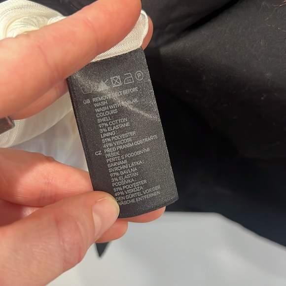 Little Black Dress, v-neck & knee length - Picture 8 of 9